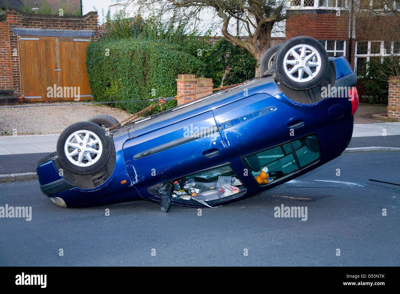 Auto-Renault Clio – das hat die Kontrolle verloren / stürzte in einer ruhigen Wohnstraße UK / Straße und auf den Kopf gestellt. Stockfoto