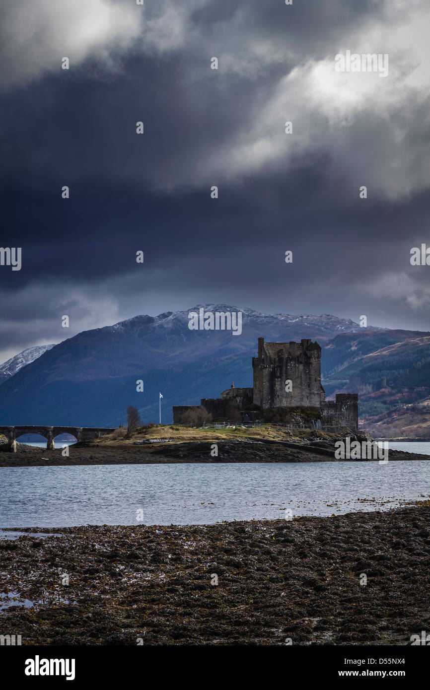 Stürmischer Himmel über Eilean Donan Castle, Loch Duich, Western Highlands, Schottland Stockfoto