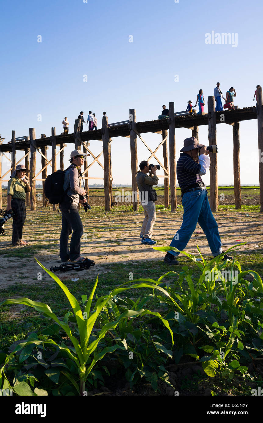 U Bein Brücke bei Sonnenuntergang, alte Teak Holzbrücke, Amarapura, Mandalay, Myanmar, Asien Stockfoto