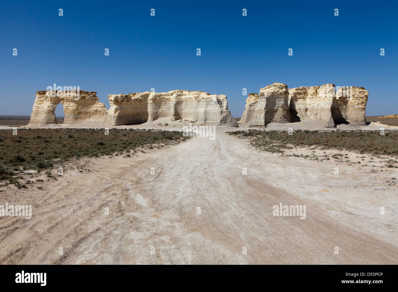 Felsformationen auf eine Landschaft, Denkmal Felsen, Gove County, Kansas, USA Stockfoto