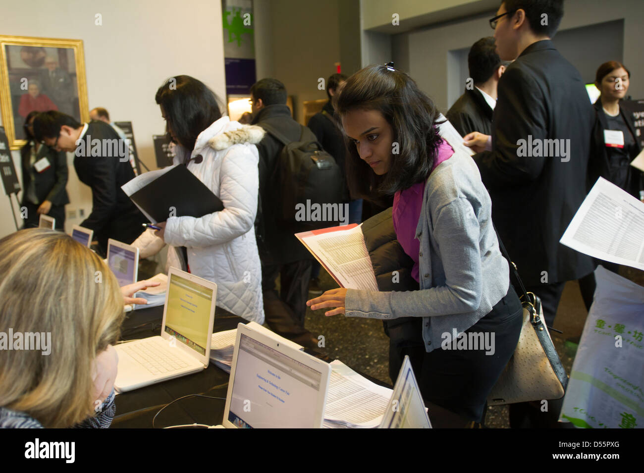 Ingenieure und angewandte Informatik-Studenten besuchen eine Karrieremesse in Brooklyn in New York Stockfoto