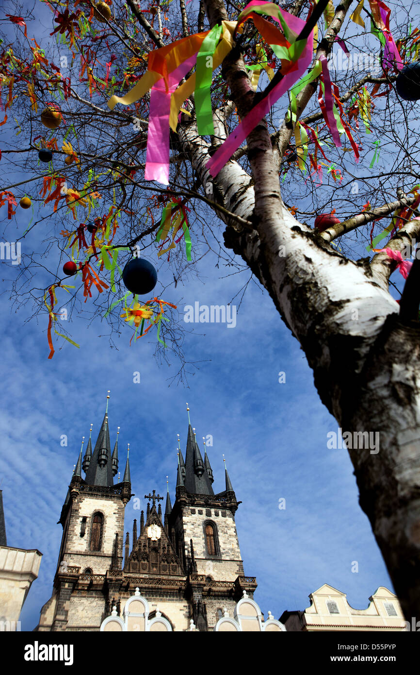 Ein bunt dekorierter Osterbaum auf dem Altstädter Ring Prag Tschechische Republik Vogelbaumstamm Stockfoto