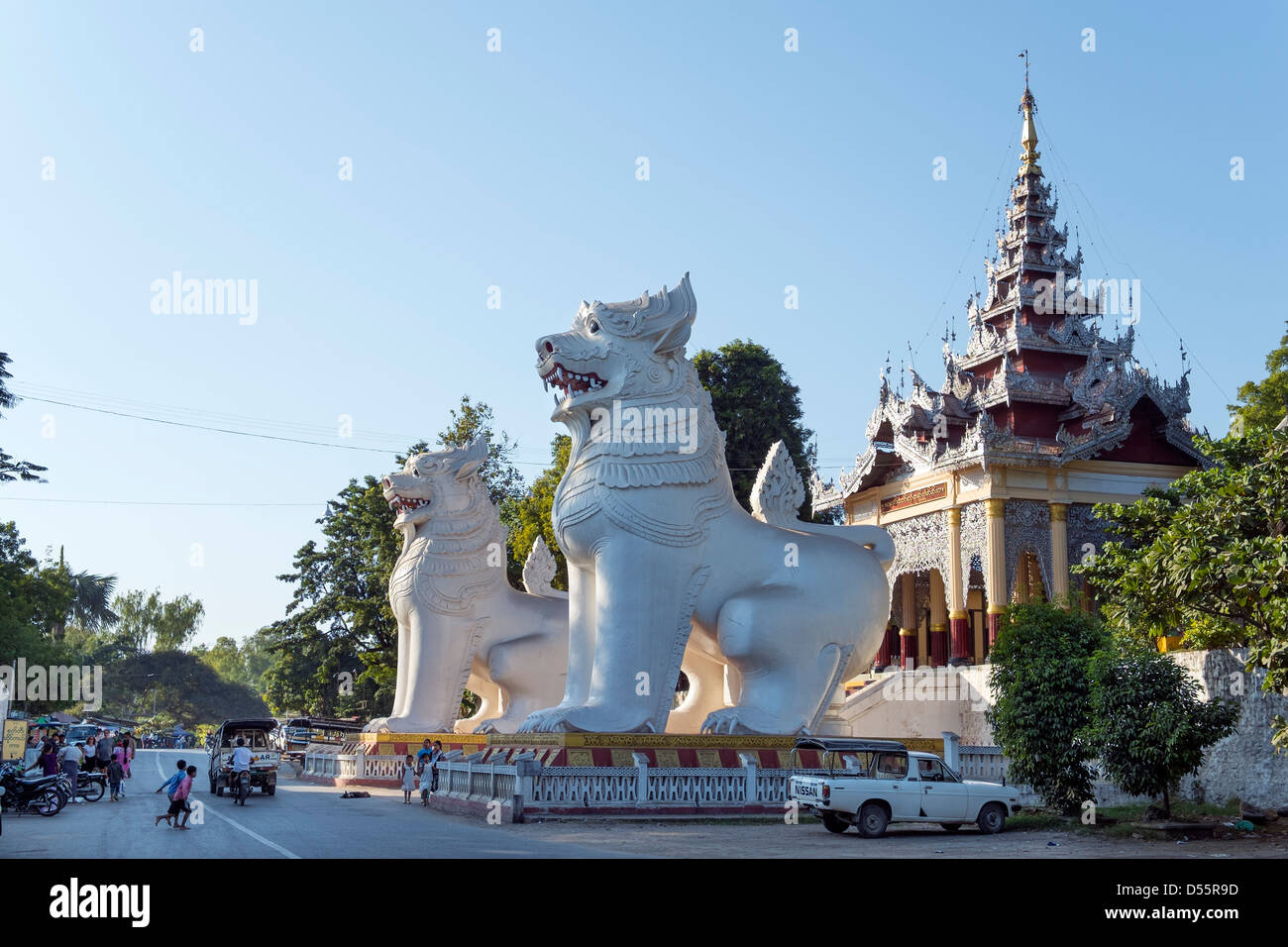Löwe am Eingang des Mandalay Hill, Mandalay, Myanmar, Asien Stockfoto