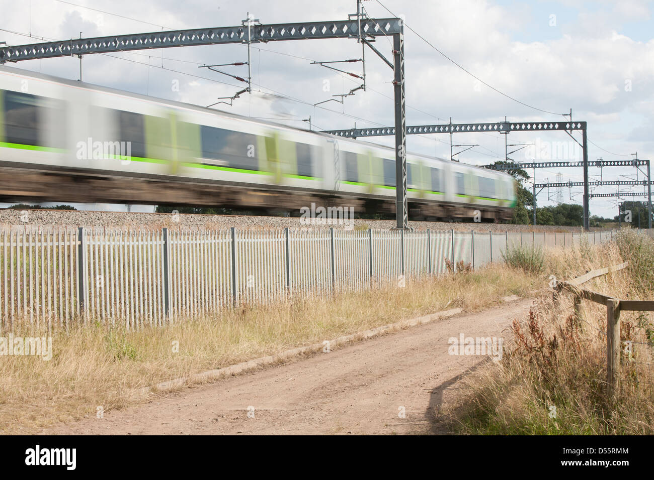 Ein London Midland trainieren Geschwindigkeiten entlang der Westküste in der Nähe von Tamworth. Stockfoto