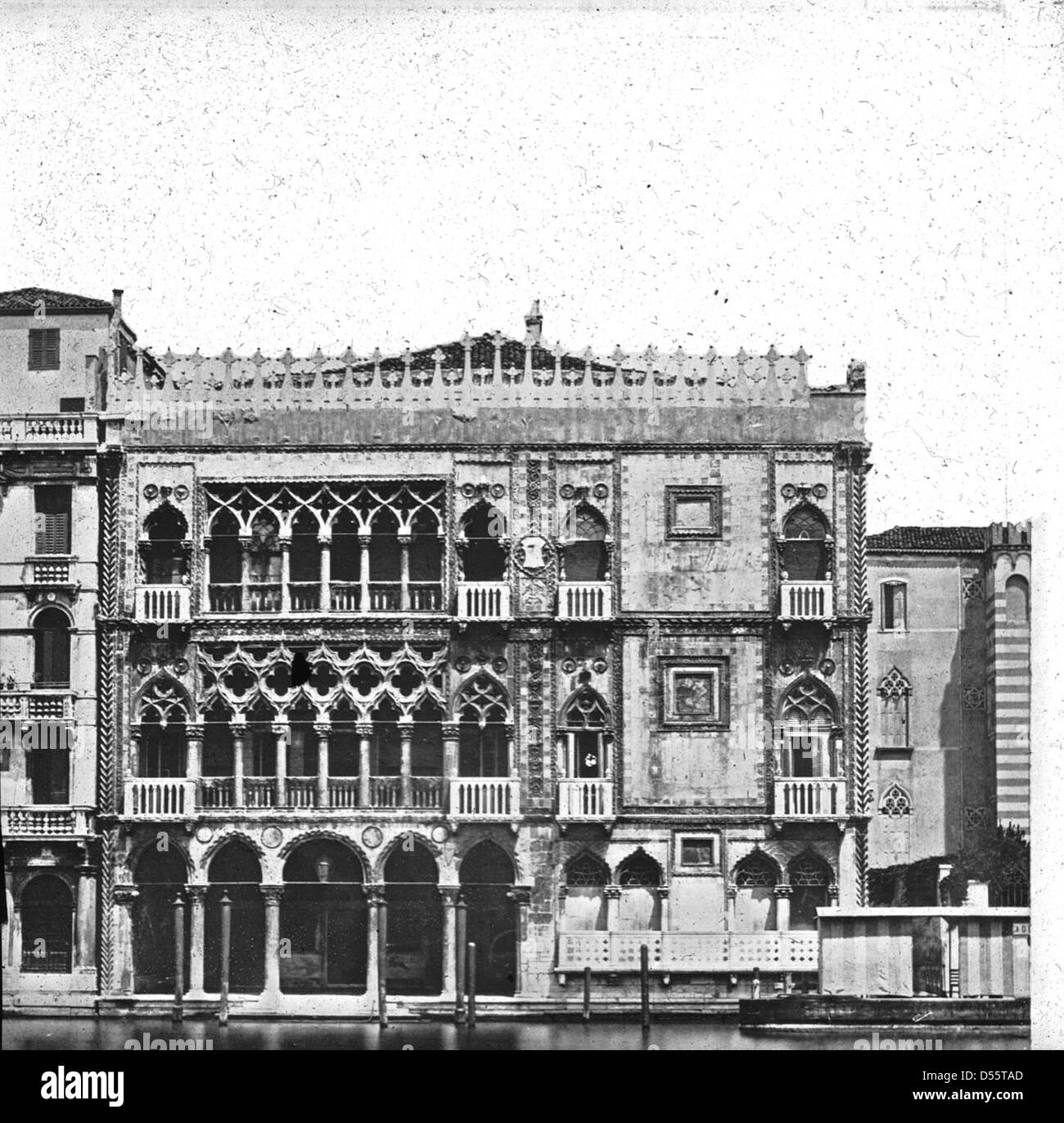 In diesem Bild wird der Palazzo Ca’ d’Oro in Venedig gezeigt, der für seine komplizierte gotische Architektur und seine wunderschöne Lage am Kanal bekannt ist. Das Gebäude ist ein prominentes Beispiel venezianischer Architektur und Geschichte. Stockfoto