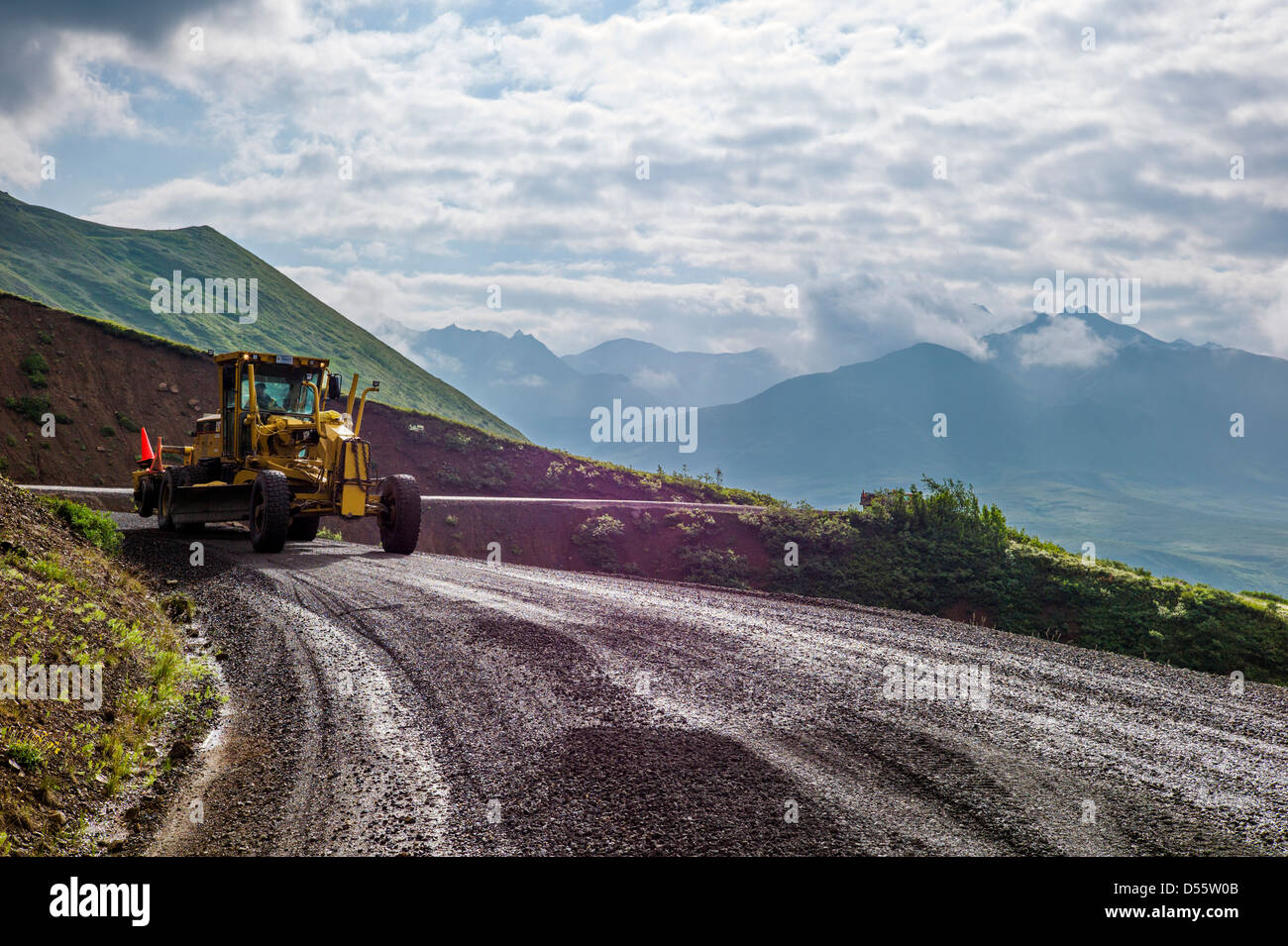 Eine schweres Gerät Road Grader funktioniert auf den Denali Park Road, Polychrome Pass, Denali National Park, Alaska, USA Stockfoto
