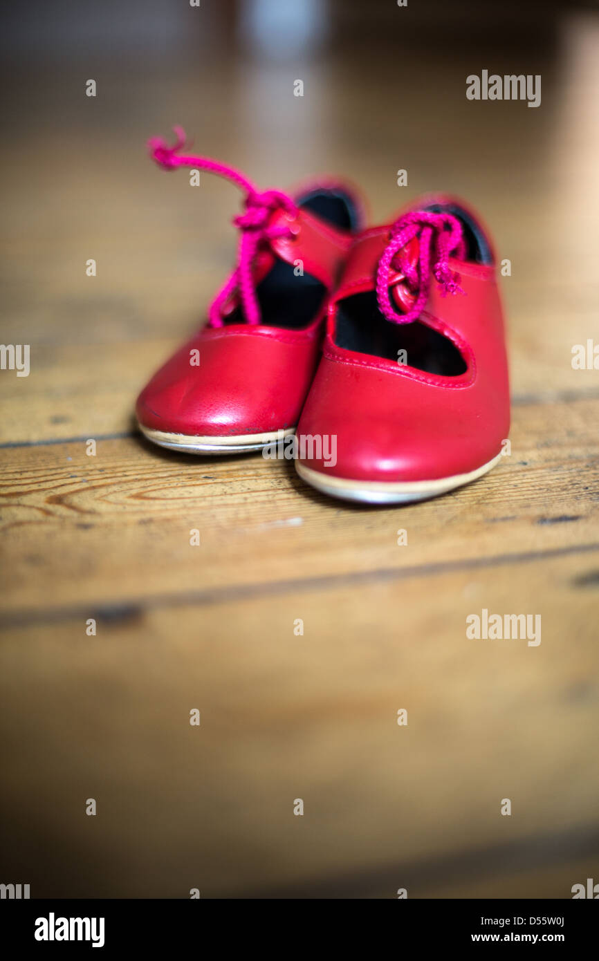 Des Kindes Rot Steppschuhe Stockfotografie Alamy