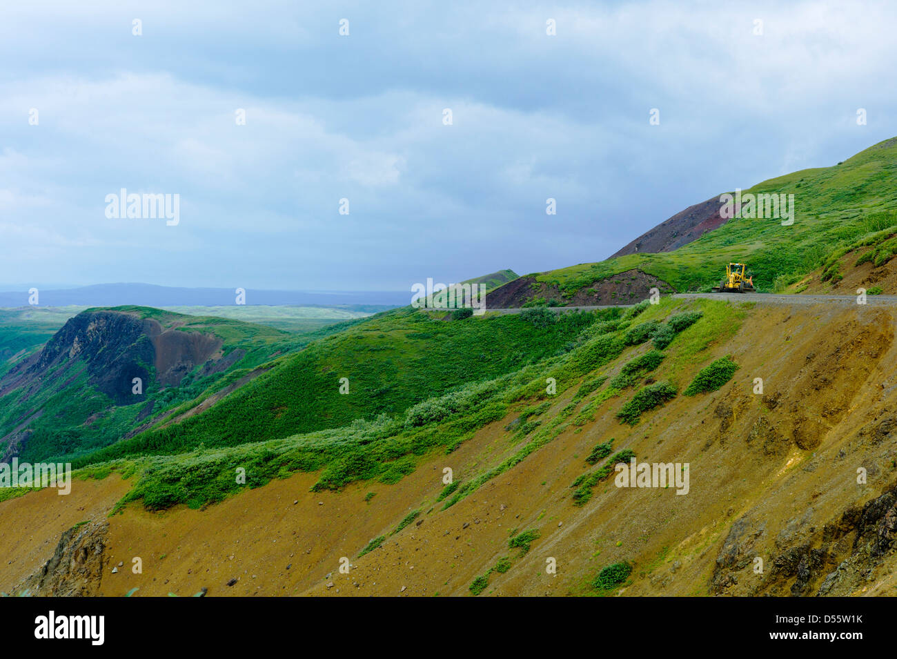 Eine schweres Gerät Road Grader funktioniert auf den Denali Park Road, Polychrome Pass, Denali National Park, Alaska, USA Stockfoto