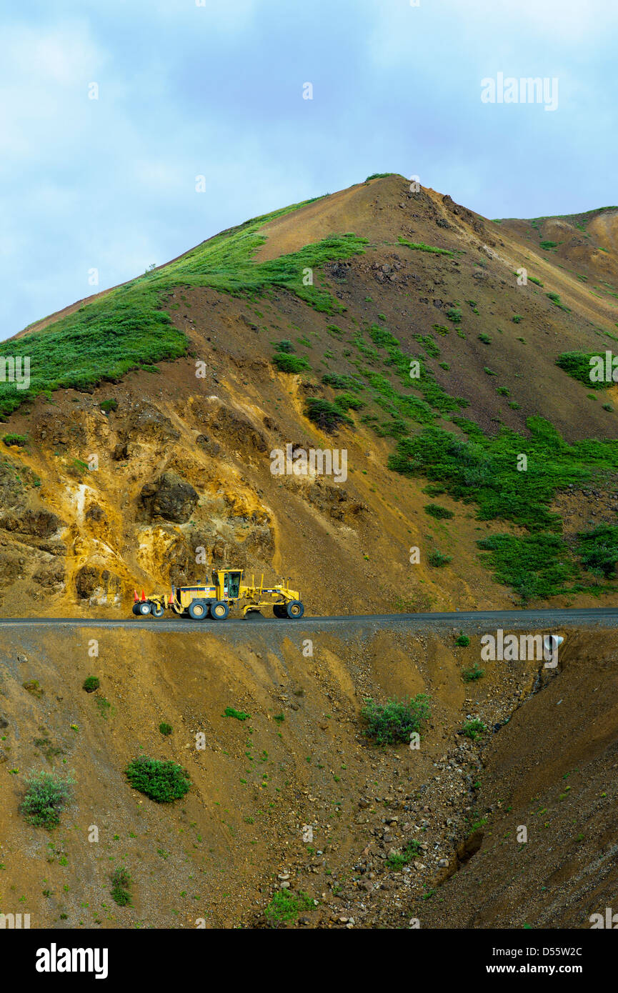 Eine schweres Gerät Road Grader funktioniert auf den Denali Park Road, Polychrome Pass, Denali National Park, Alaska, USA Stockfoto