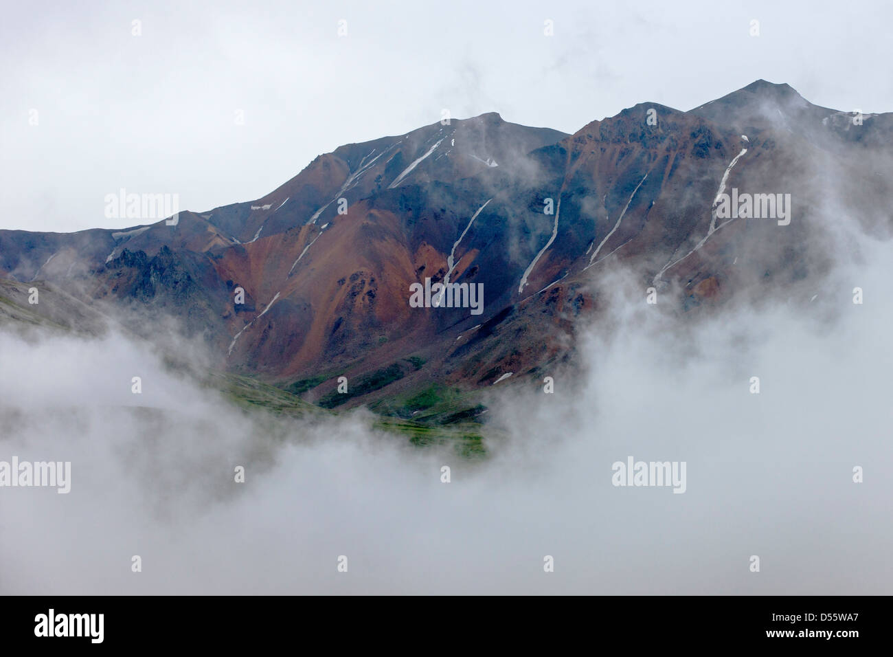 Niedrige Wolken, Dunst und Nebel verdeckt teilweise die Alaska Range, Denali National Park, Alaska, USA Stockfoto