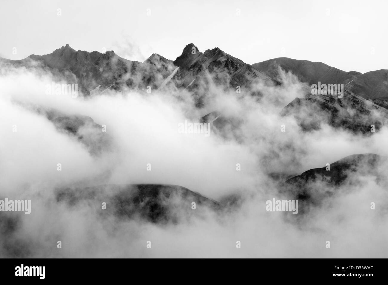 Schwarzweißansicht des niedrigen Wolken, Dunst und Nebel verdeckt teilweise die Alaska Range, Denali National Park, Alaska, USA Stockfoto