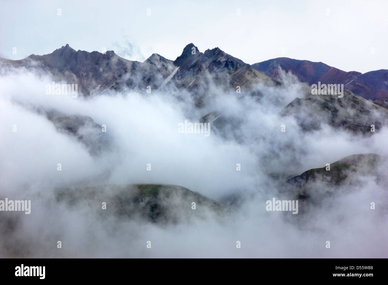 Niedrige Wolken, Dunst und Nebel verdeckt teilweise die Alaska Range, Denali National Park, Alaska, USA Stockfoto