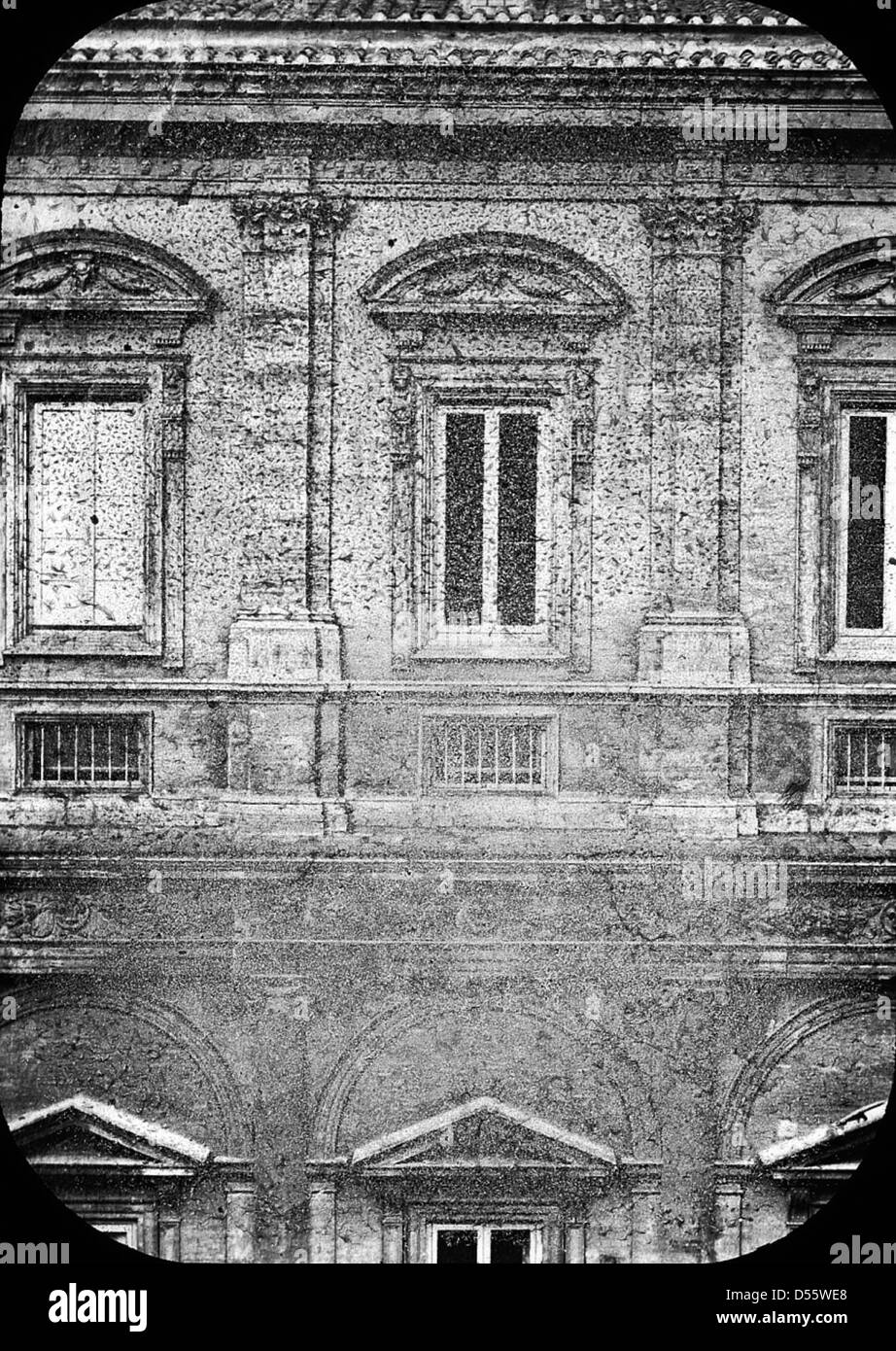 Ein Foto des Palazzo Farnese in Rom, Italien, das die Renaissance-Architektur und die historische Bedeutung dieses ikonischen Gebäudes im Herzen Roms zeigt. Stockfoto