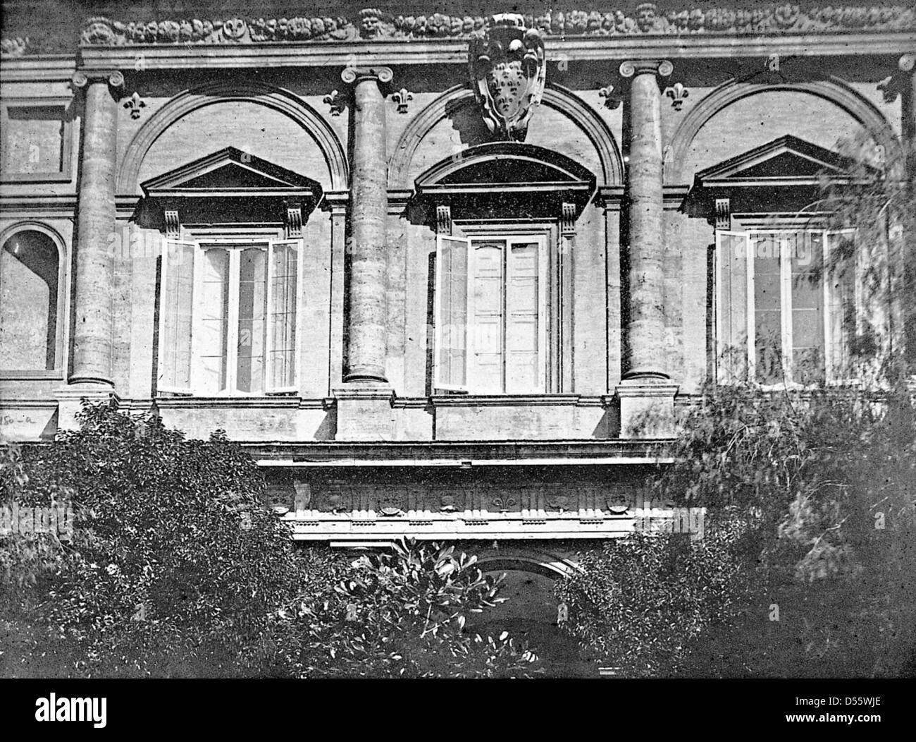 Bild des Palazzo Farnese in Rom, Italien, zeigt die große Renaissance-Architektur dieses historischen Palastes im Herzen von Rom. Stockfoto