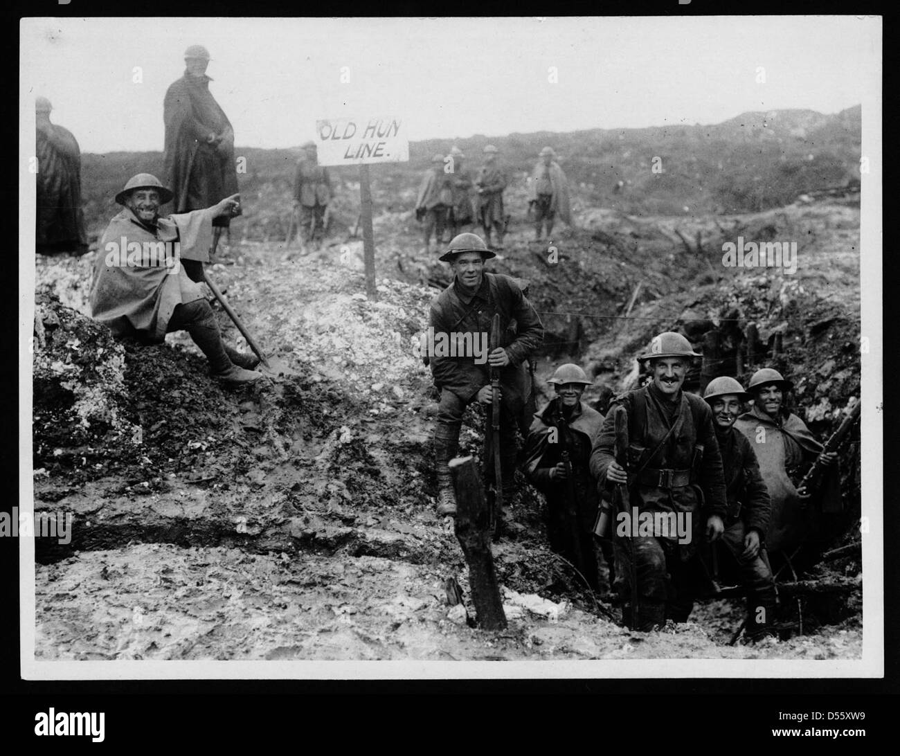 Ein britischer Soldat, bekannt als „Tommy“, in einem neu eroberten deutschen Graben während des Ersten Weltkriegs. Die Übernahme feindlicher Stellungen war entscheidend für den Vormarsch an der Westfront und die Sicherung territorialer Gewinne. Stockfoto