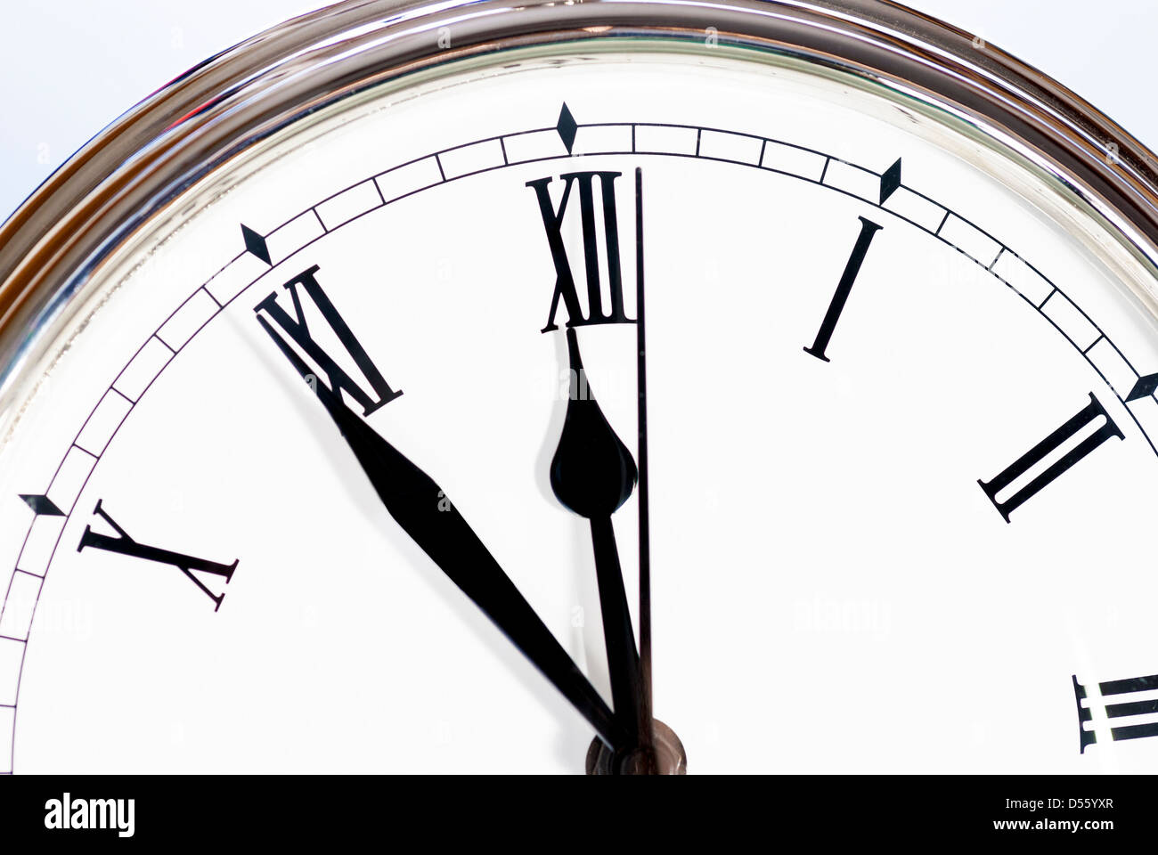Wie Oft Am Tag überlappen Sich Die Zeiger Einer Uhr Zwölf Uhr die Zeiger einer Uhr zeigt Stockfotografie - Alamy