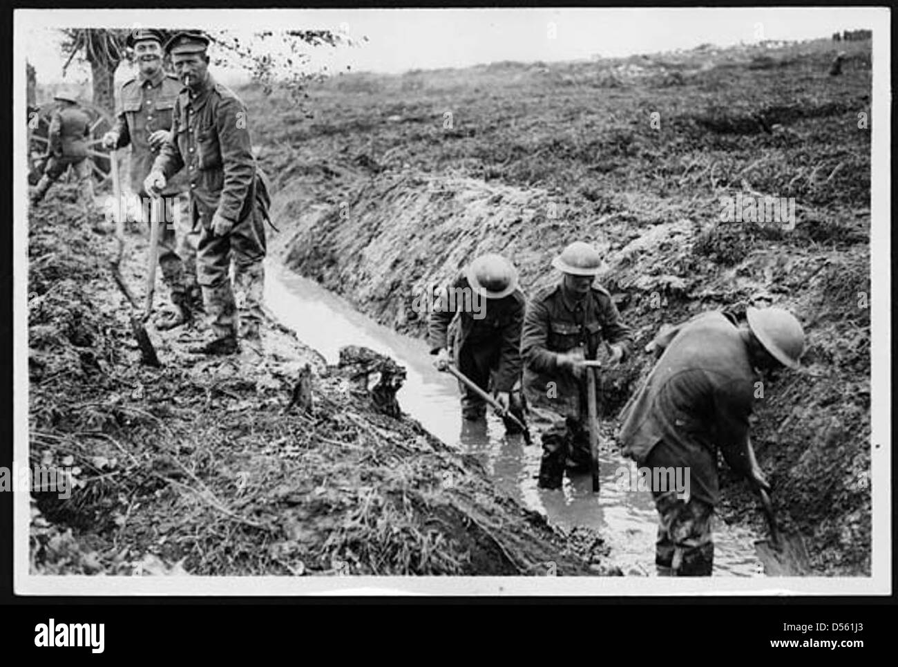 Herstellung fließt Wasser aus der neuen Straße - der Regen in letzter Zeit alles in einen Sumpf verwandeln wegzuräumen Stockfoto