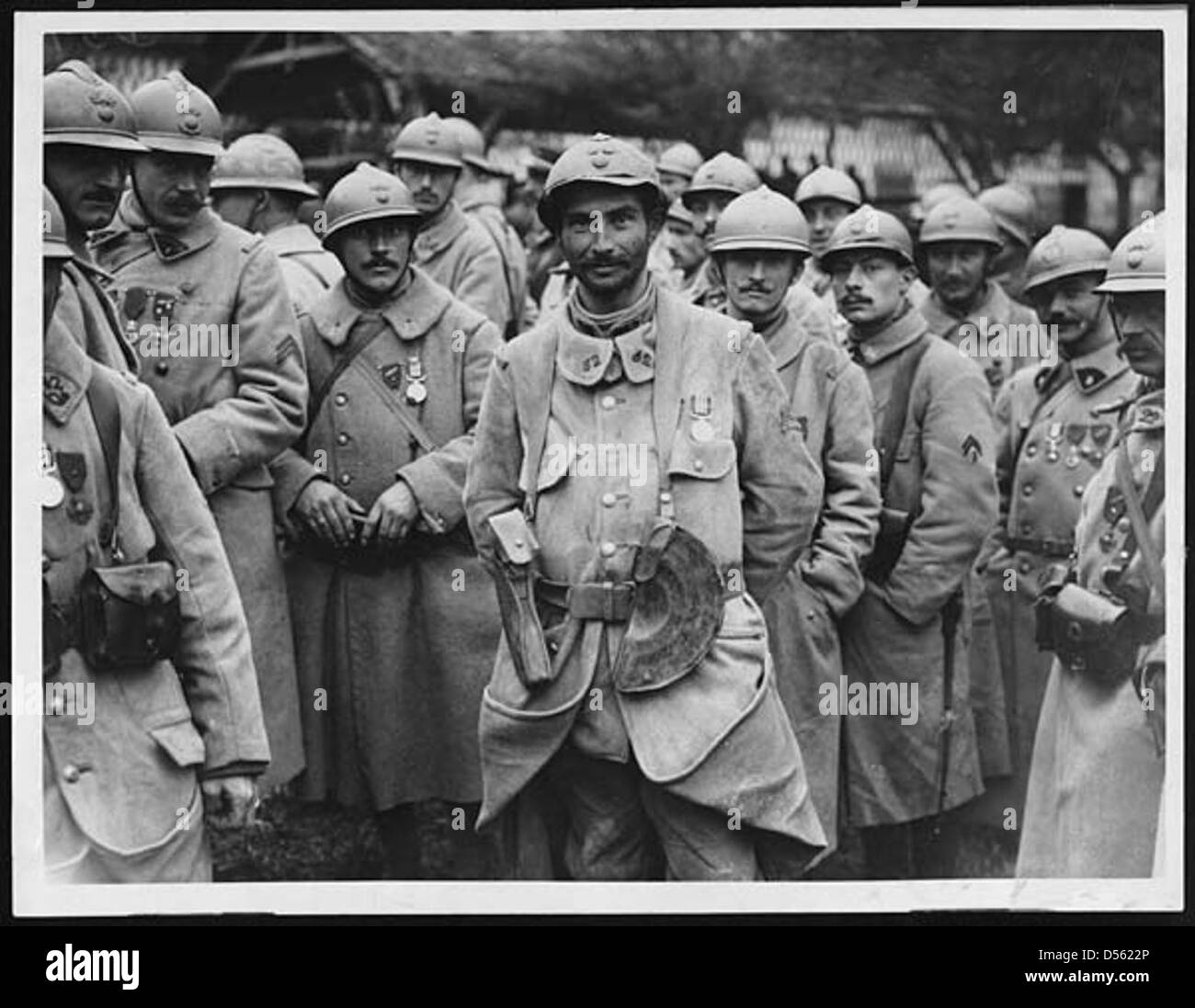 Französische Soldaten, die in der britischen Terminologie oft als „Tommies“ bezeichnet werden, treten aus den Gräben hervor, um Auszeichnungen für ihre Tapferkeit während des Ersten Weltkriegs zu erhalten. Stockfoto