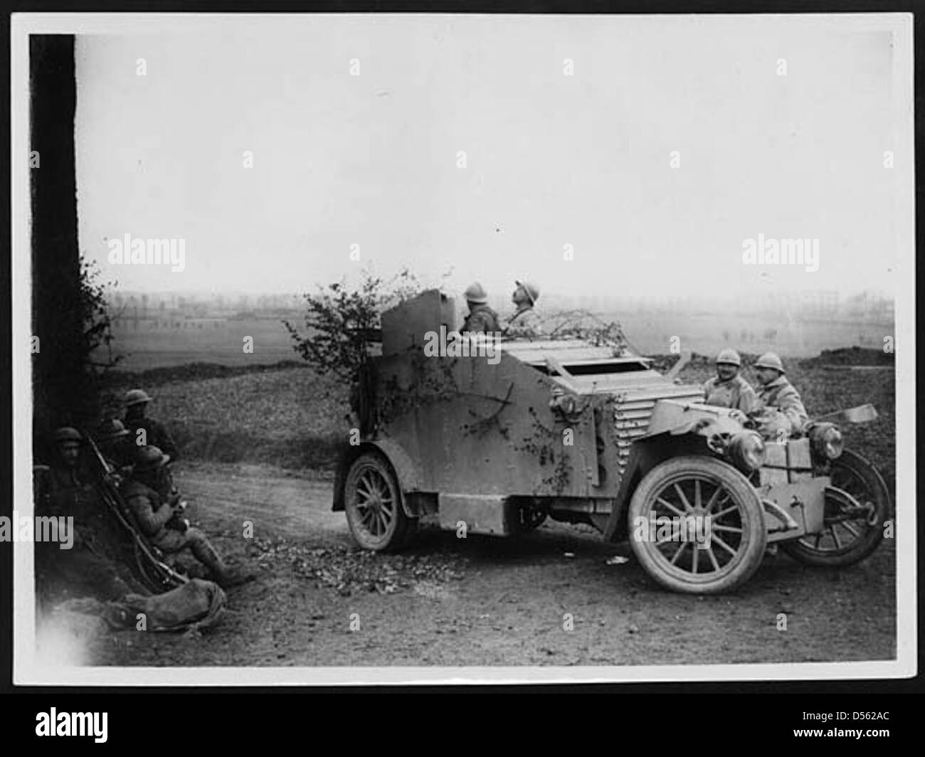 Französische Panzerspähwagen unterstützen unsere Männer in einem kombinierten Angriff Stockfoto