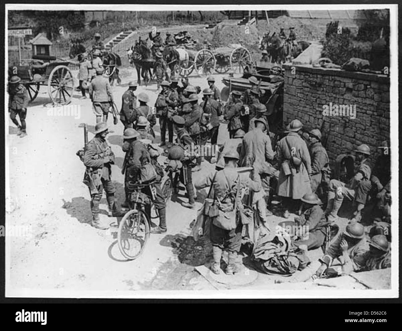 Franzosen und Briten am Straßenrand Stockfoto