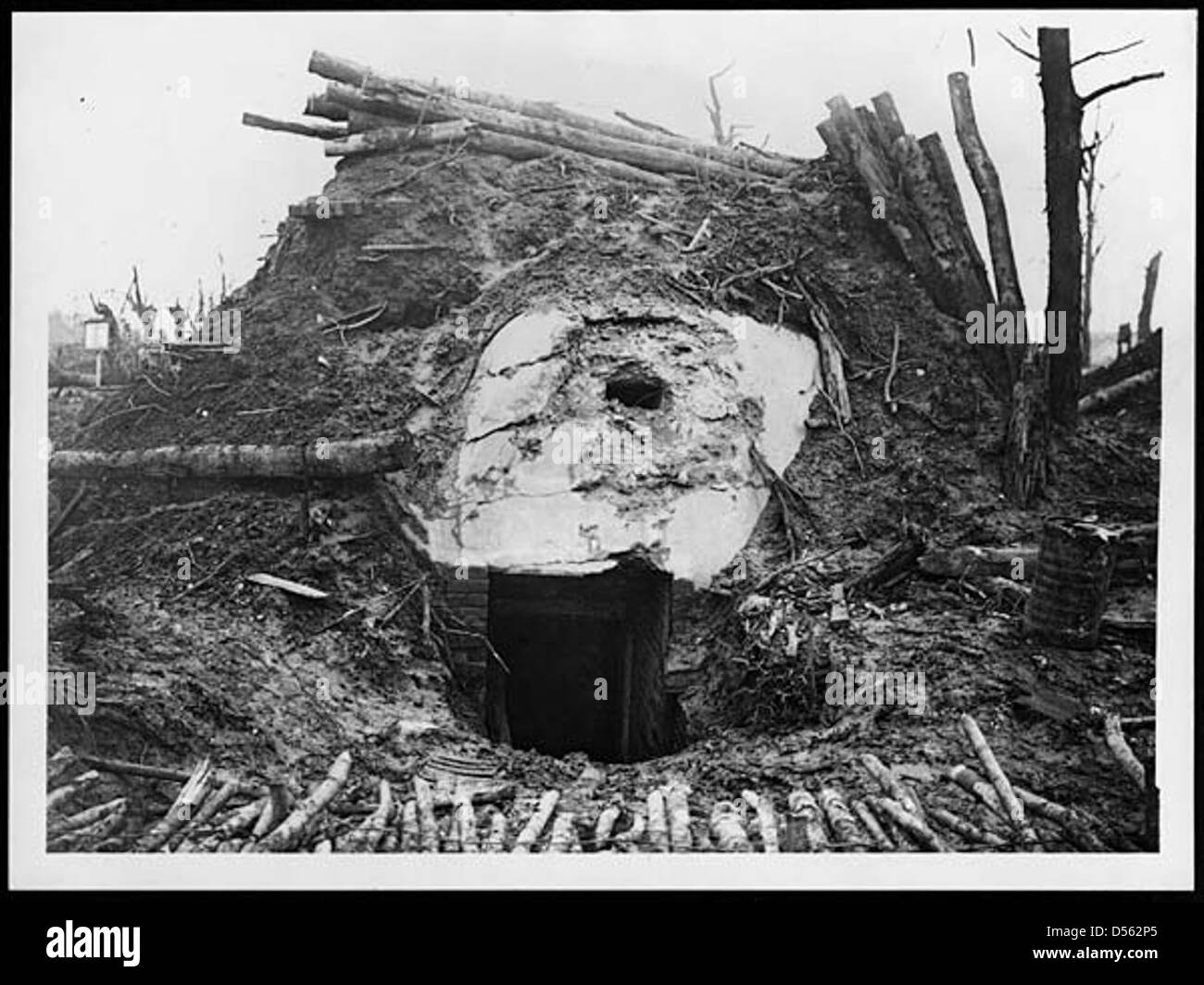 Dieses Foto zeigt die Überreste eines deutschen Einbruchs, in dem einst ein Munitionsdepot untergebracht war. Die Zerstörung solcher Stätten ist ein Indiz für die intensiven Kämpfe und die strategische Bedeutung dieser unterirdischen Bunker während des Ersten Weltkriegs. Stockfoto