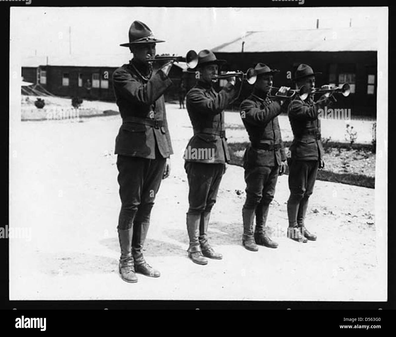 Soldaten des Ersten Weltkriegs bereiten eine Mahlzeit vor und teilen sie mit, wobei sie betonen, wie wichtig regelmäßige Mahlzeiten sind, um die Moral und Gesundheit unter den harten Bedingungen des Grabenkriegs zu erhalten. Stockfoto