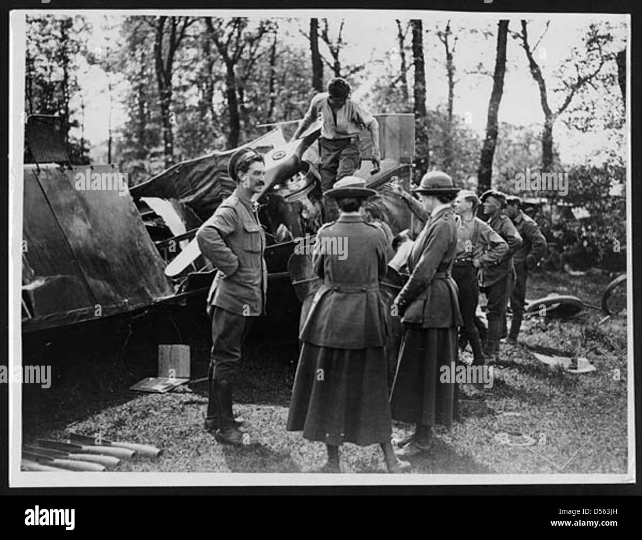 W.A.A.C. Offiziere besuchen das Wrack einer deutschen Bombardierung Maschine Stockfoto