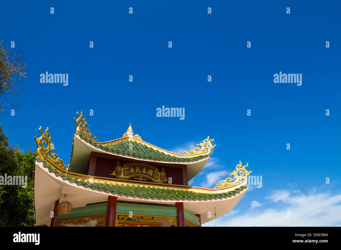 Asiatische Dach unter dem blauen Himmel Stockfoto