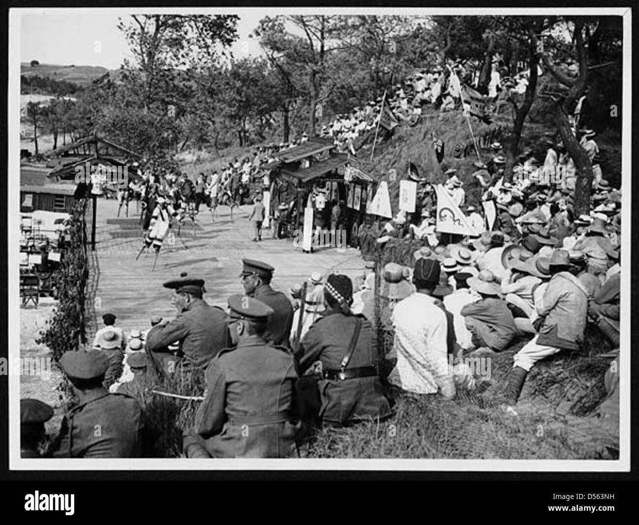 Chinesische unterhalten Soldaten und Krankenschwestern in ein Open-Air-Theater in Frankreich Stockfoto