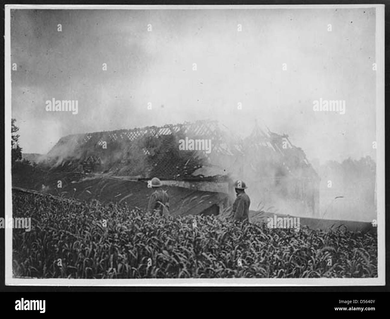 Von deutschen Granaten in Brand gesetzt Stockfoto