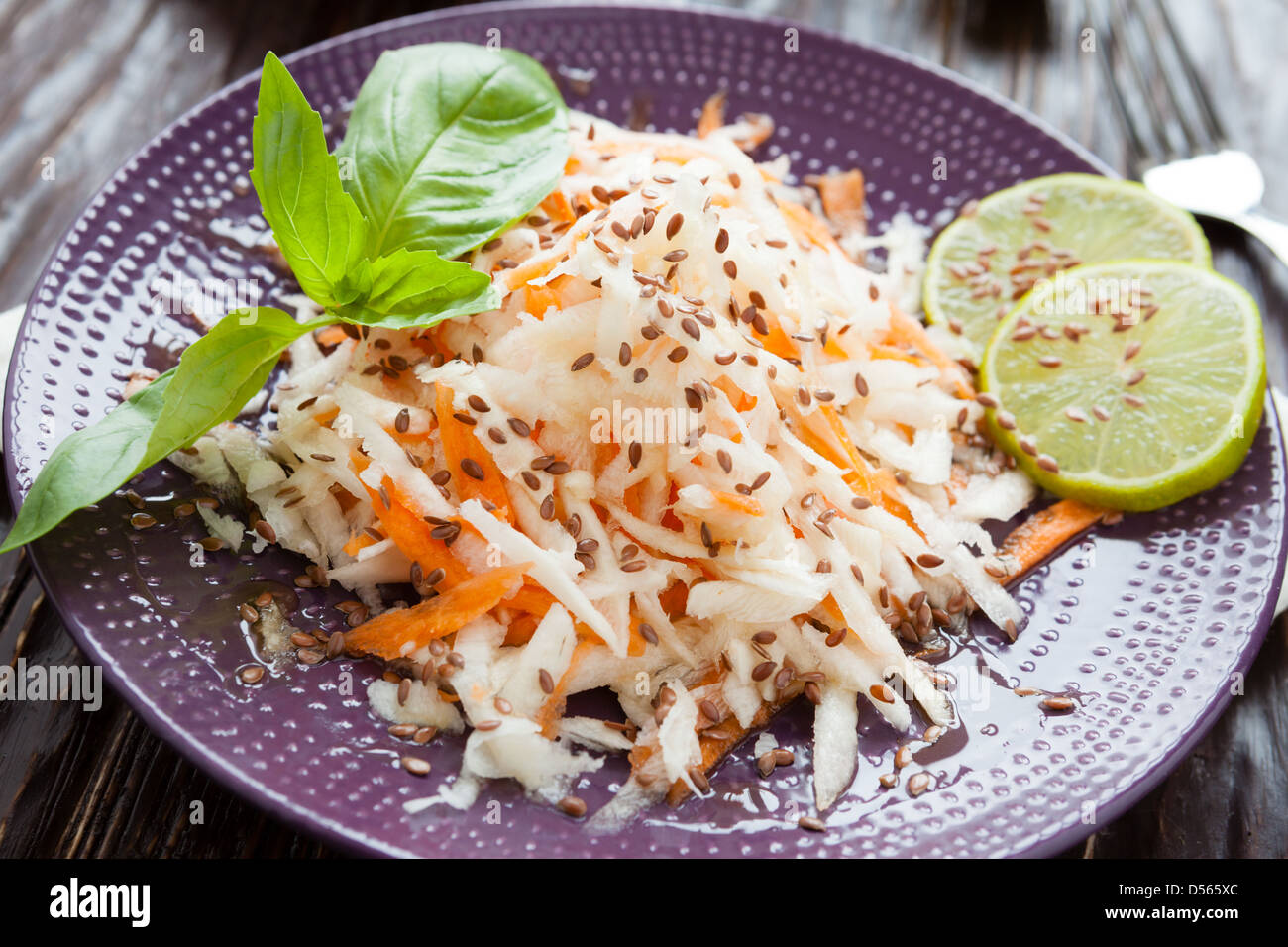 Salat aus geriebenen schwarzen Rettich und Möhren, Nahaufnahme Stockfoto