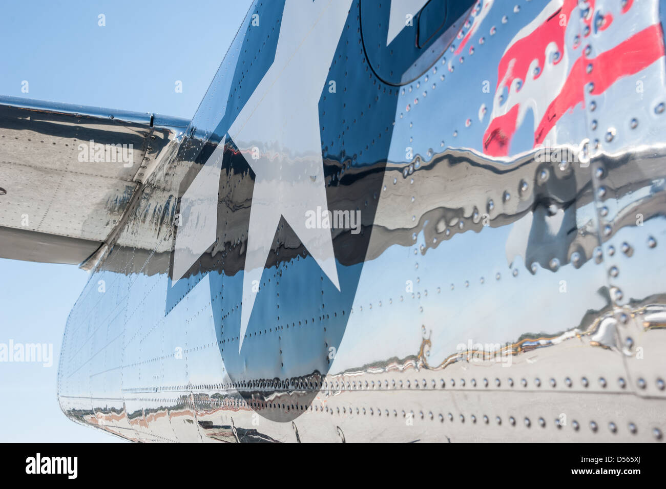 Chrom poliert auf das Heckteil ein zweiter Weltkrieg Ära Mitchell B-25 Bomber bei einem Columbus, Georgia Air show. Stockfoto