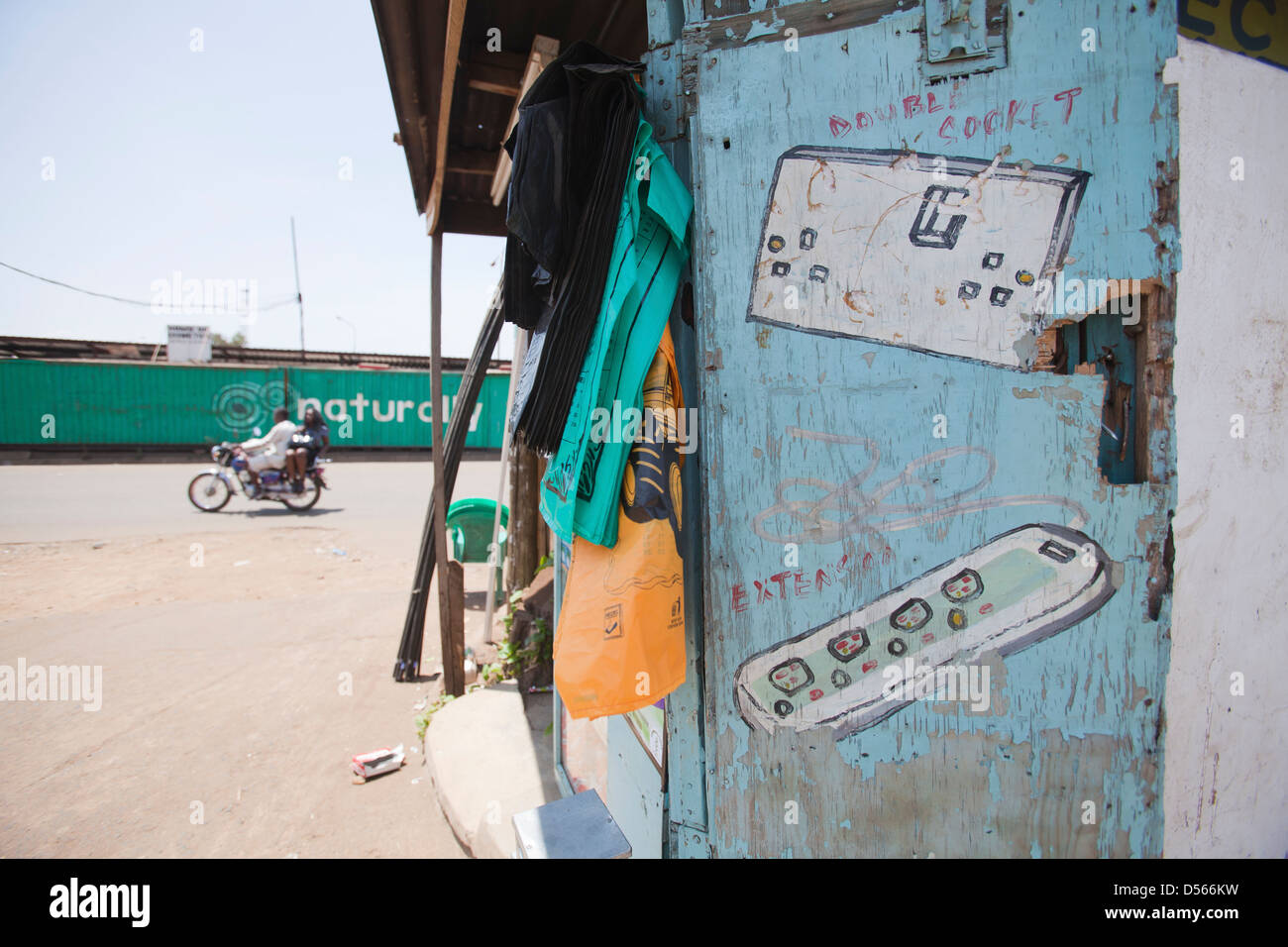 Kunstwerk auf Streetside Electrcians Darstellung einen Stecker-Adapter und Strom-Buchse, Kisumu, Kenia. Stockfoto Kunstwerk auf Streetside Electrcians Darstellung einen Stecker-Adapter und Strom-Buchse, Kisumu, Kenia. Stockfoto