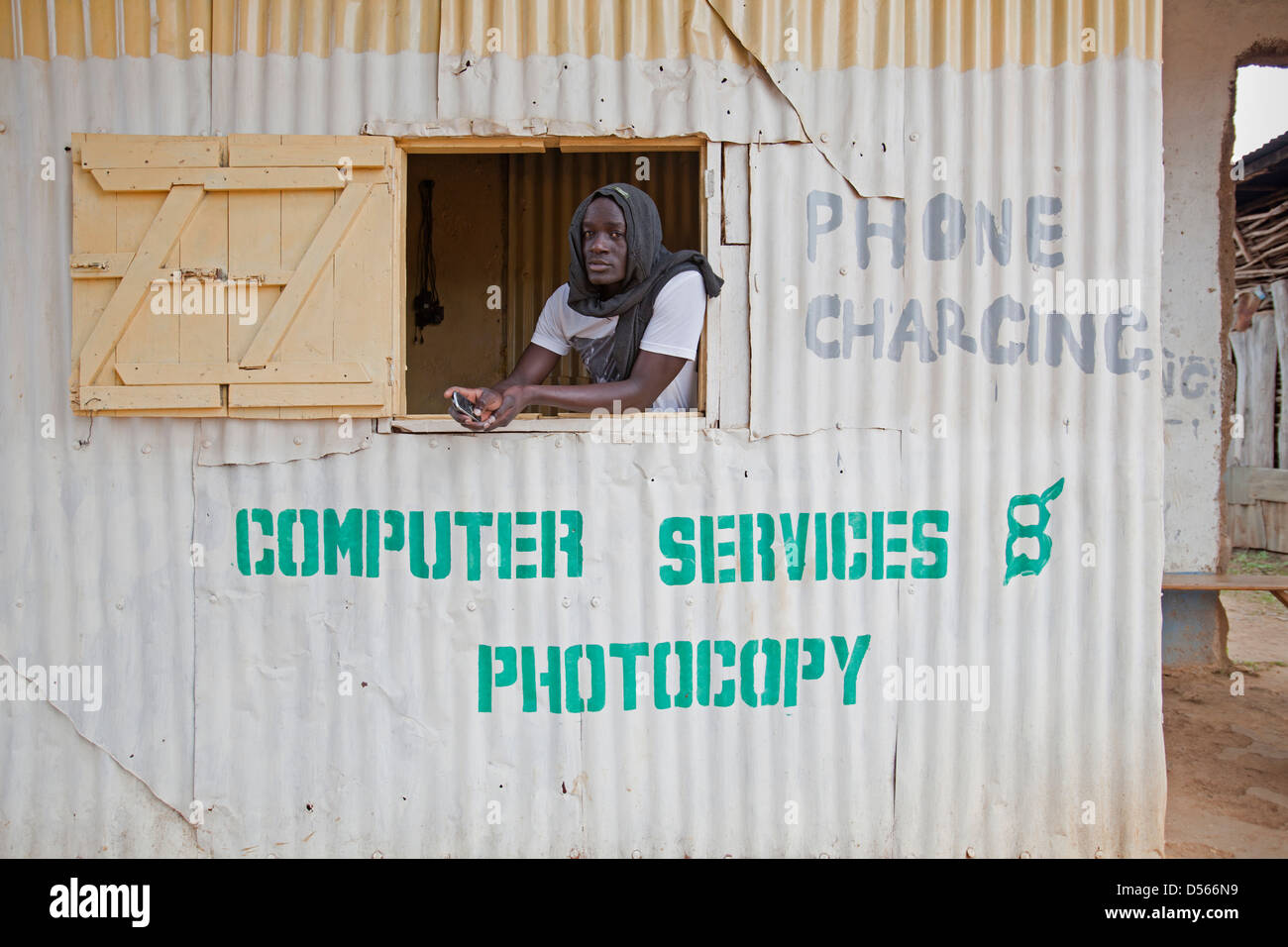 Man wartet auf Geschäft in einem Mobiltelefon aufladen stand, Yala, Kenia. Stockfoto