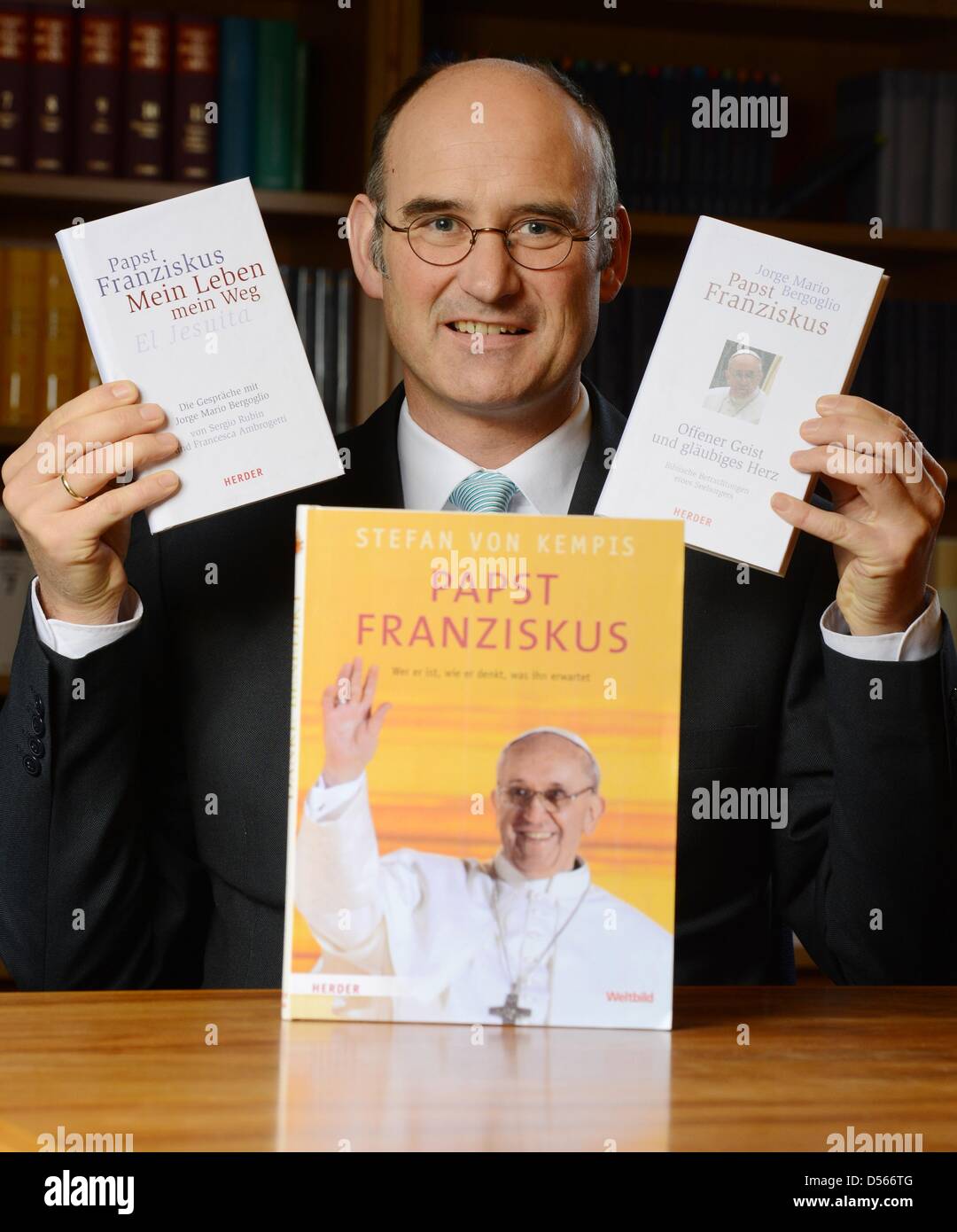 Verleger Manuel Herder stellt Bücher und durch Papst Francis in Freiburg, Deutschland, 25. März 2013. Herder ist der einzige Verlag in Deutschland, die Bücher von den neuen Papst auf dem Markt bringen wird. Foto: Patrick Seeger Stockfoto