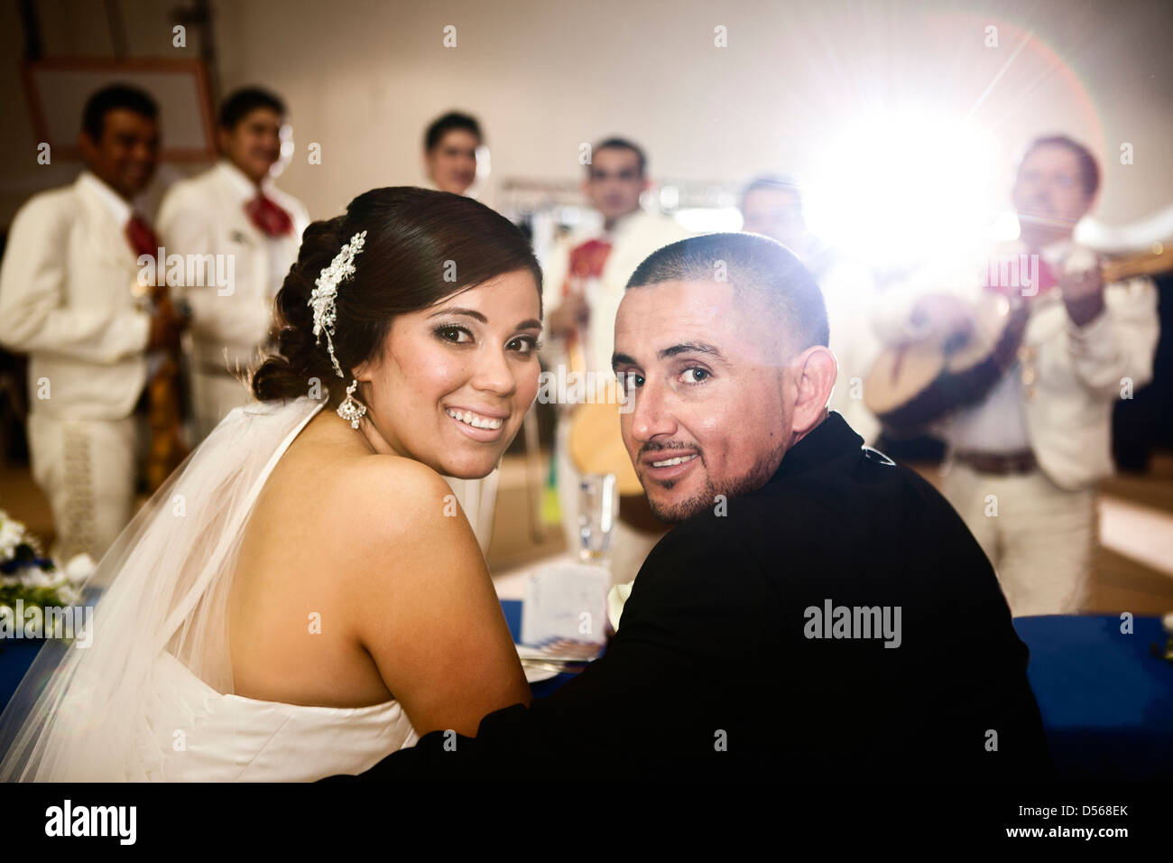 Hispanische Braut und Bräutigam auf Hochzeit Stockfoto