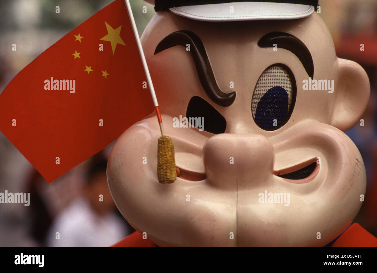 Flagge von China mit Popeye der Seemann Figur in Peking China Stockfoto