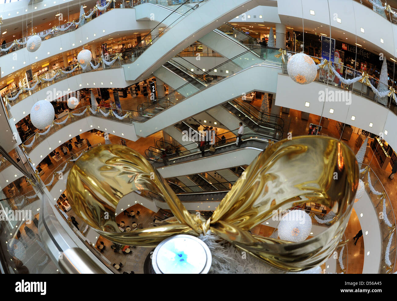 Kunden-Shop in einem Karstadt-Kaufhaus mit Weihnachten Decoraton in Leipzig, Deutschland, 3. November 2010. Foto: Waltraud Grubitzsch Stockfoto