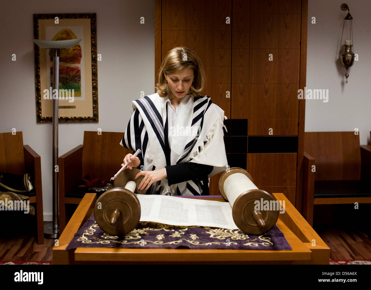 Ukrainische Rabbinerin Alina Treiger steht in der Synagoge des Abraham