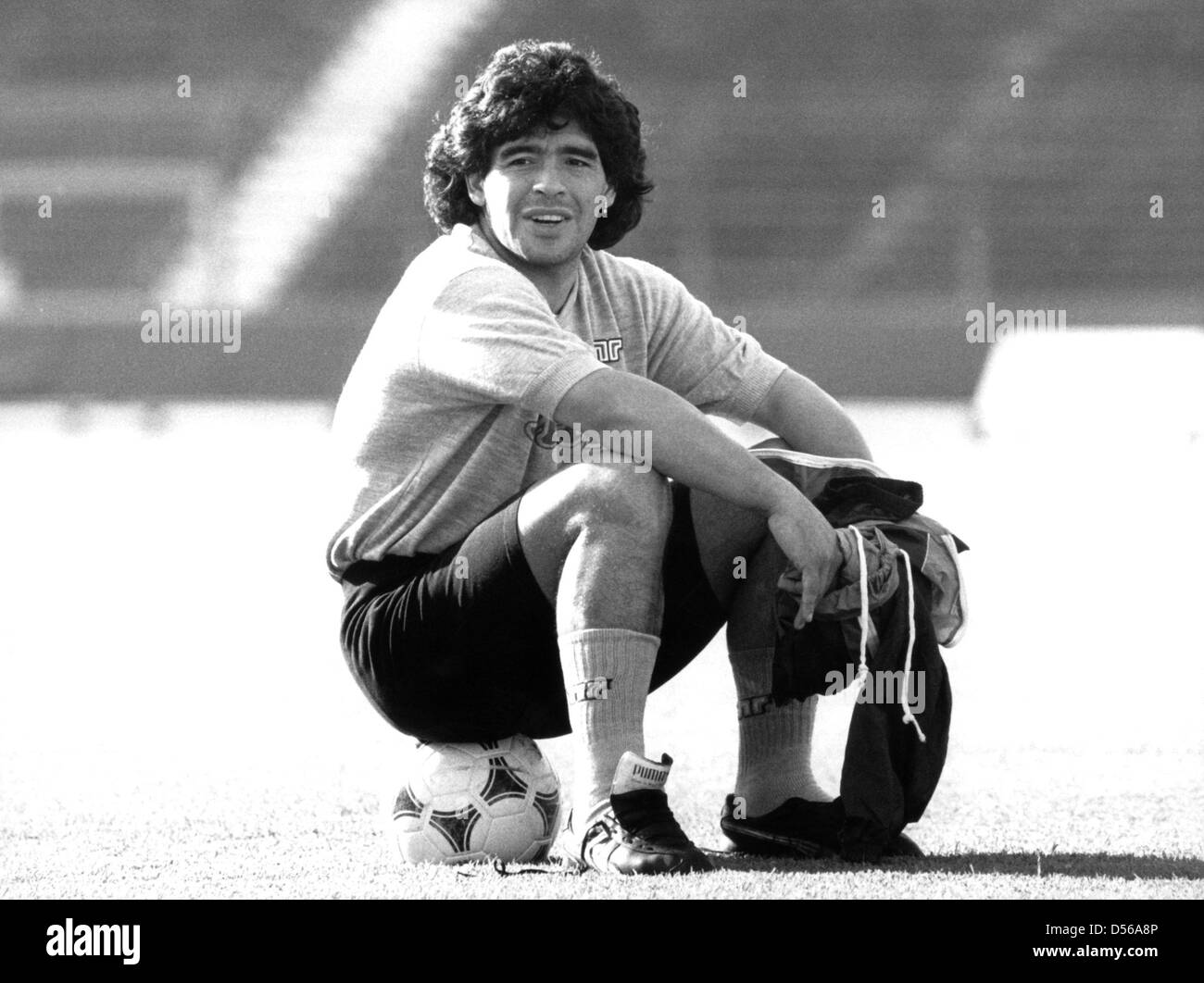 Eine Datei vom 16. Mai 1989 Bild argentinische Fußballstar Diego Armado Maradona als SSC Neapel Spieler während einer Trainingseinheit in Stuttgart, Deutschland. Foto: Norbert Foersterling Stockfoto