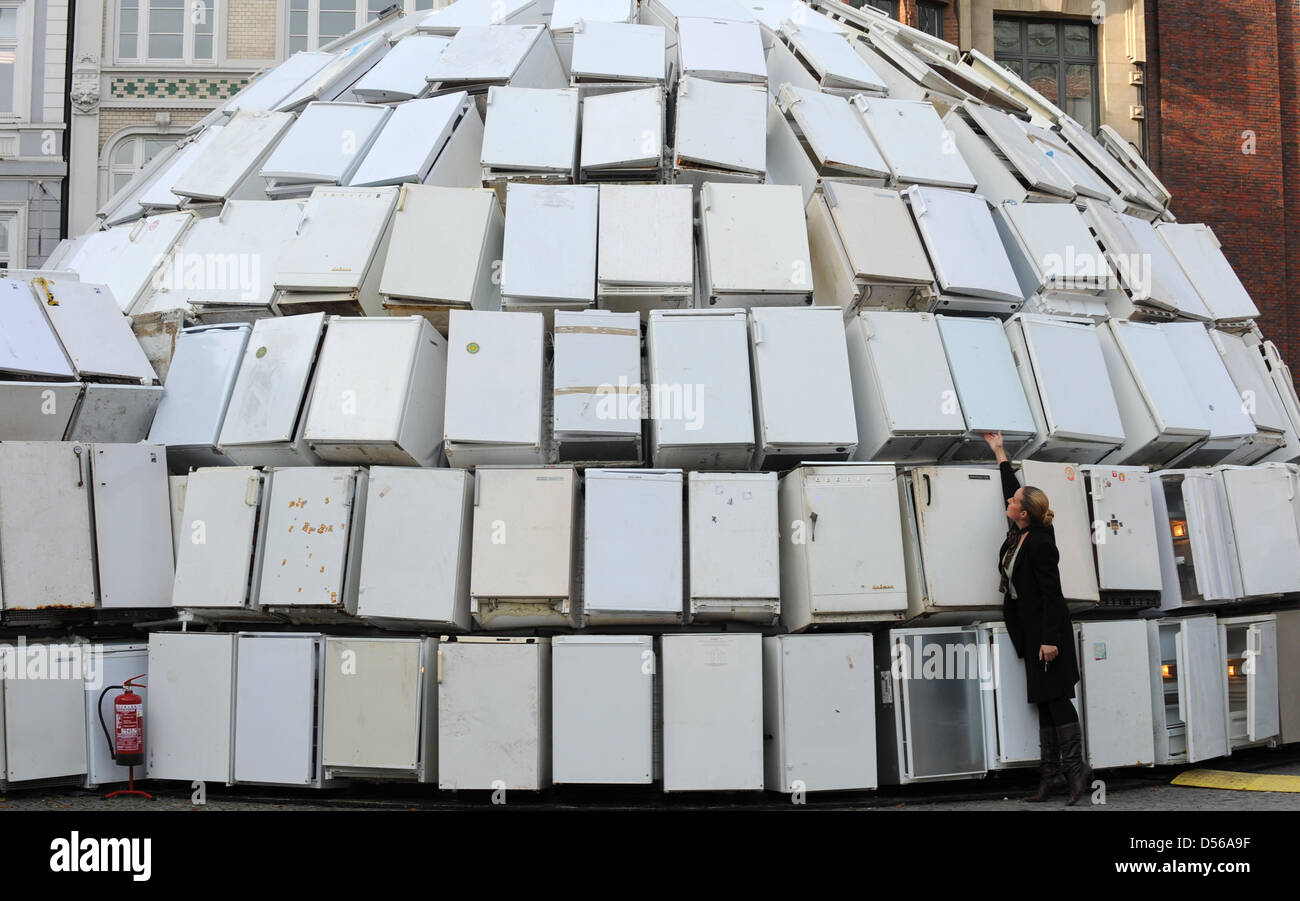 Ein Kühlschrank Iglo steht auf dem Markt der Gänse in Hamburg, Deutschland,  29. Oktober 2010. Die Installation von Ralf Schmerberg soll Energie und  verschwendete Energie in der Gesellschaft aufmerksam. Der letzte Tag