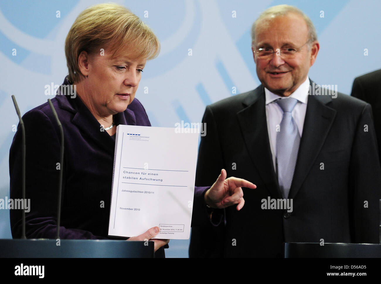 Bundeskanzlerin Angela Merkel legt den Jahresbericht von der German Council of Economic Advisers während einer Pressekonferenz in Berlin, Deutschland, 10. November 2010 vorgestellt. Die deutsche Regierung Panel Wirtschaftsberater zeichnete eine positive Bild der Aussichten für Europas größte Volkswirtschaft, Vorhersage ein solides Wachstum von 3,7 Prozent in diesem Jahr. Aber die sogenannten fünf wise Men e Stockfoto