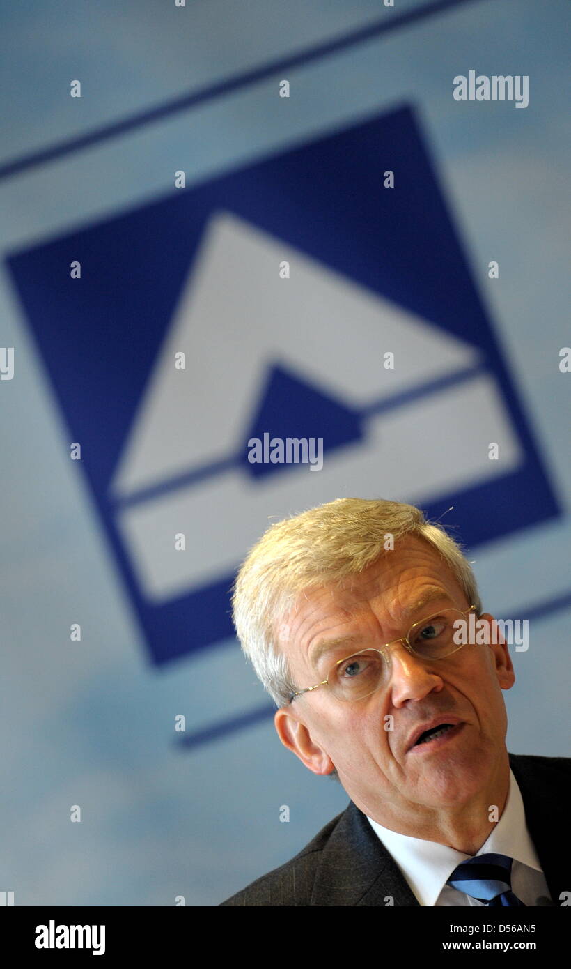 HOCHTIEF-Chef Herbert Luetkestratkoetter liefert die Baufirma Bilanz-Pressekonferenz in Düsseldorf, 11. November 2010. HOCHTIEF meldet ein kleiner Gewinn vor Steuern von 128,6 Millionen Euro wegen Deprications des australischen Hochtief Tochter Leighton. Foto: Federico Gambarini Stockfoto