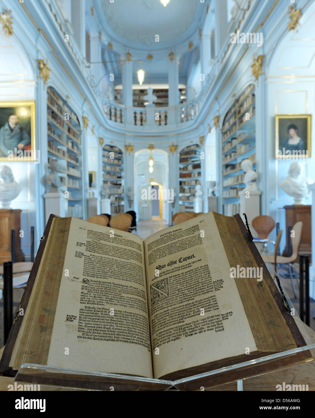 Das zehnte Buch der Wittenberger Luther-Ausgabe (1586) aus dem persönlichen Besitz des Frederick William I, Herzog von Sachsen-Weimar (1562-1602) ist auf dem Display an der Herzogin Anna Amalia Library in Weimar, Deutschland, 11. November 2010. Die Bibliothek gekauft der späten Renaissance Luxus Volumen bei einer Auktion im Oktober 2010. Der Kauf der Ausgabe wurde von Finanzierungsmöglichkeiten versammelten sich nach Fir finanziert. Stockfoto