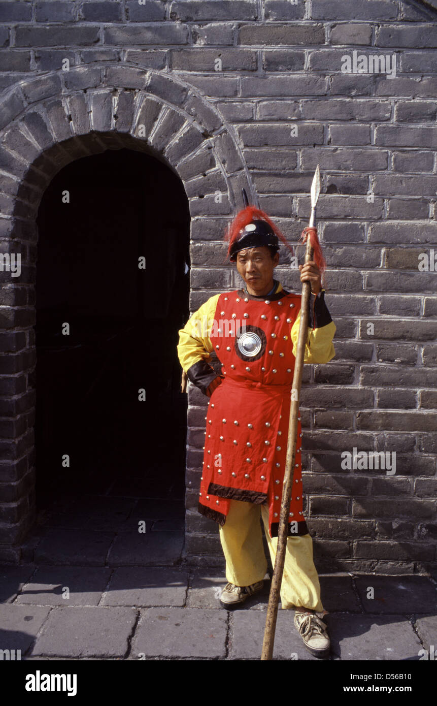 Der als mongolisches Kriegerkostüm verkleidete Chinese steht in einem Wachturm von Mutianyu, einem Abschnitt der Chinesischen Mauer, der sich im Bezirk Huairou, 70 km nordöstlich von Zentral-Peking, befindet Stockfoto Der als mongolisches Kriegerkostüm verkleidete Chinese steht in einem Wachturm von Mutianyu, einem Abschnitt der Chinesischen Mauer, der sich im Bezirk Huairou, 70 km nordöstlich von Zentral-Peking, befindet Stockfoto