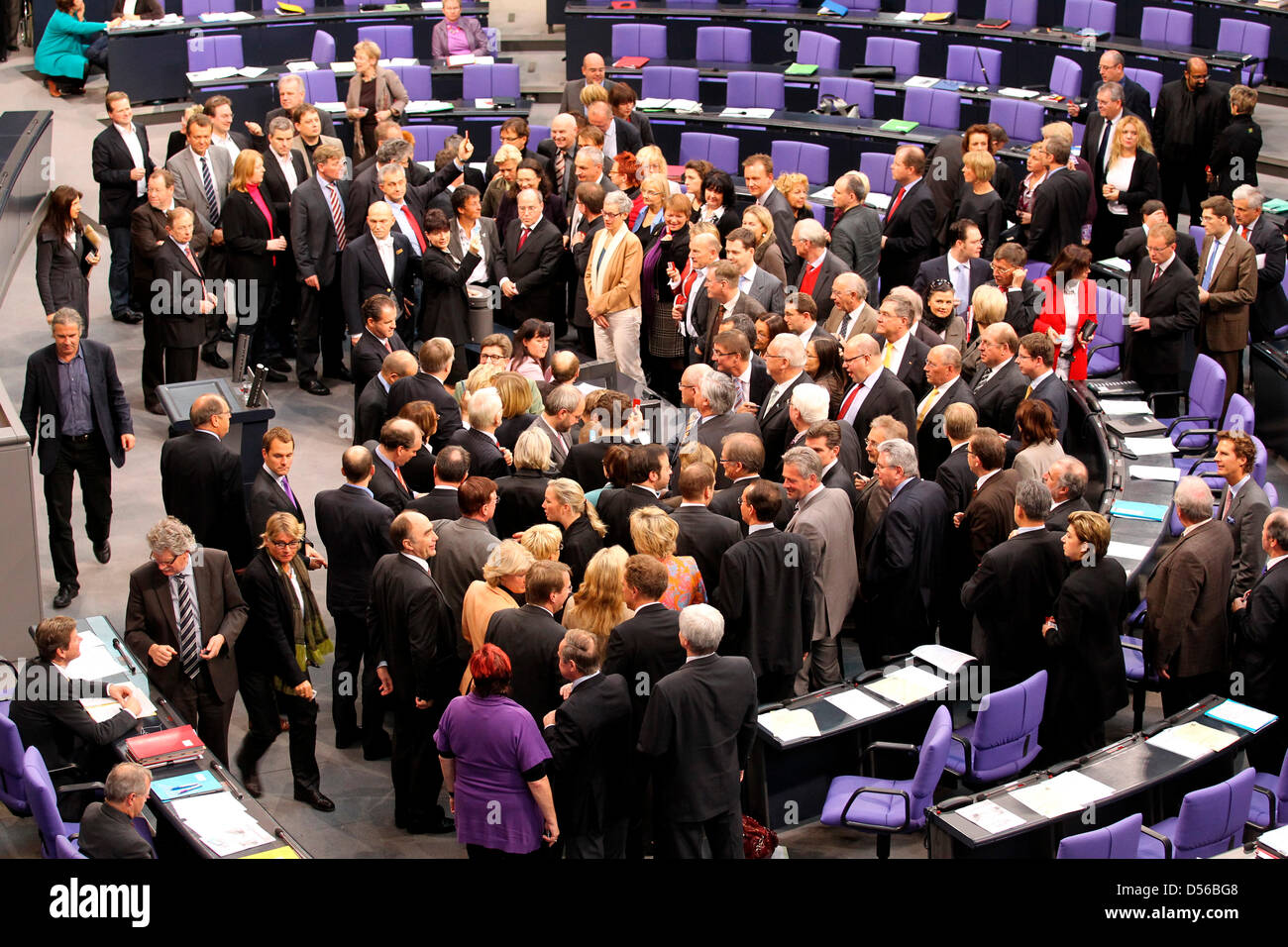 Parlamentarier stimmen ihre auf die Gesundheitsreform im Deutschen Bundestag in Berlin, Deutschland, 12. November 2010. Deutschlands Ruring Koalition weitergegeben die umstrittene Gesundheitsreform und eine neue Finanzierung der öffentlichen Krankenkasse. Foto: WOLFGANG KUMM Stockfoto