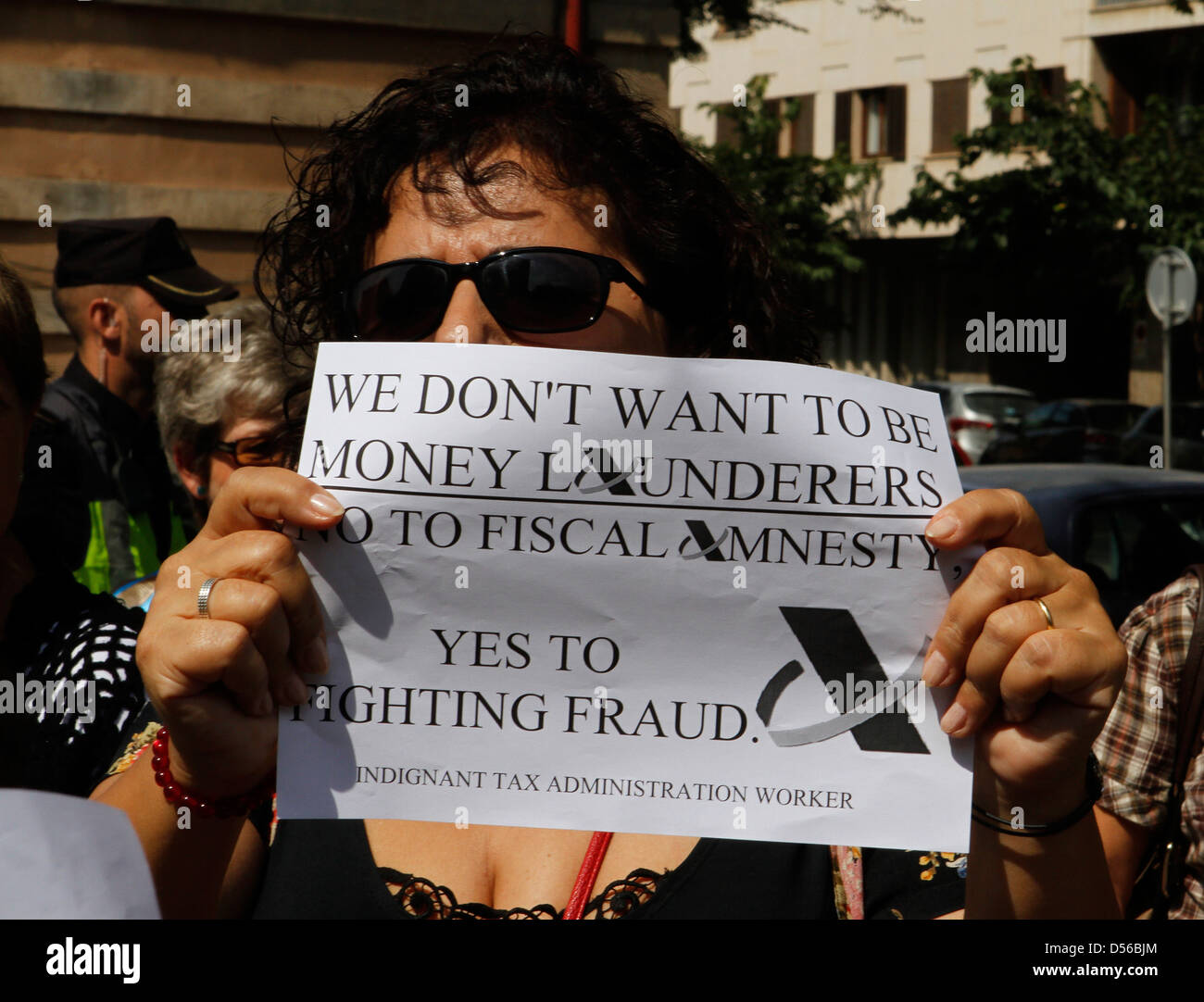 Ein Beamter der Justiz hält ein Schild während einer Protestaktion gegen Gehalt Stecklinge in Spanien Stockfoto