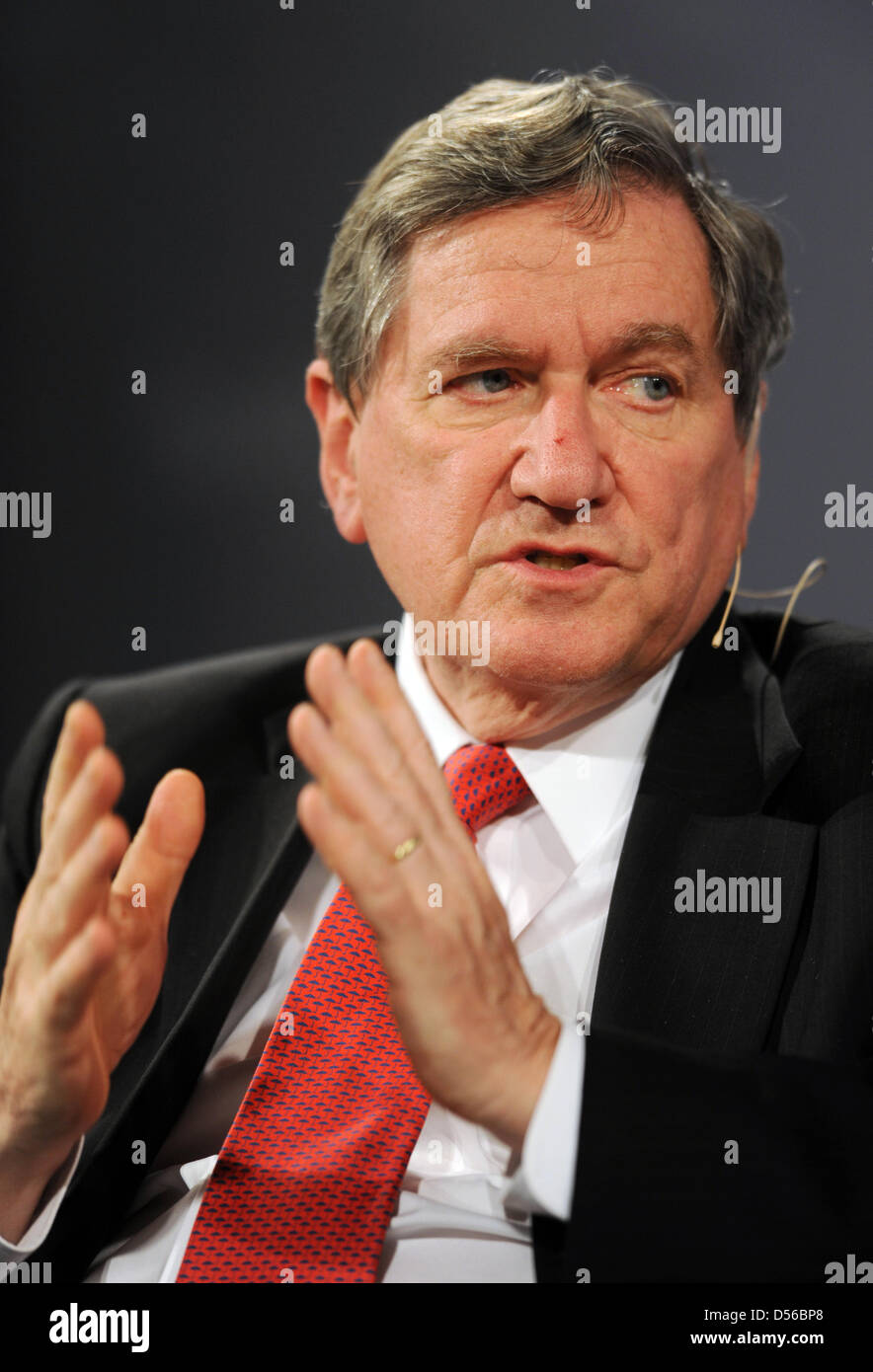 U.S.-Sonderbeauftragten für Afghanistan und Pakistan, Richard Holbrooke (L) in Passau, Deutschland, 12. November 2010. Herr Zu Guttenberg besuchte eine Diskussion über internationale Sicherheitsarchitektur. Foto: Armin Weigel Stockfoto