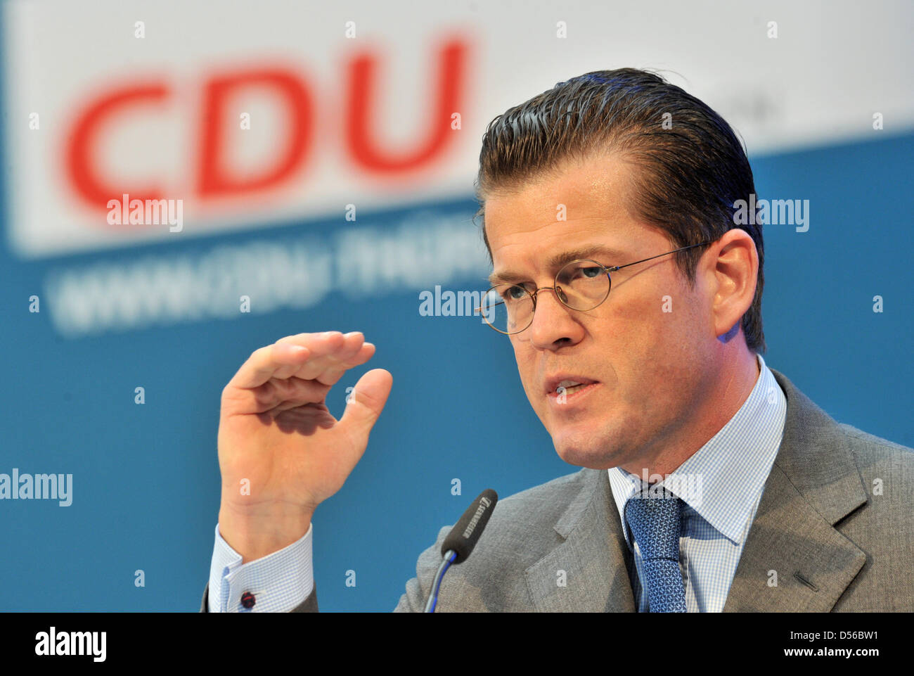 Bundesminister der Verteidigung KarlTheodor Zu Guttenberg hält eine