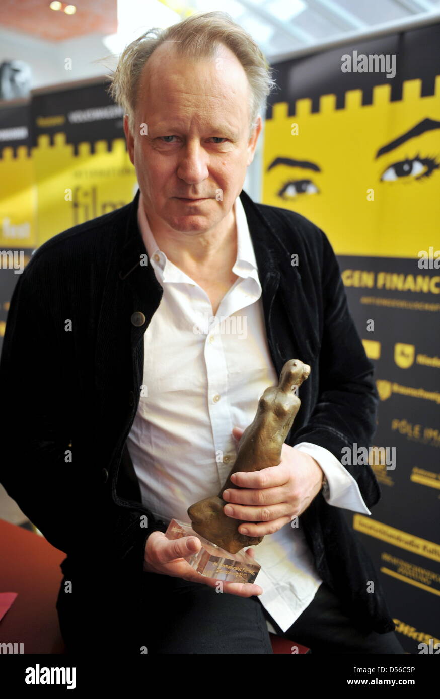 Schwedische Schauspieler Stellan Skarsgard erhält den europäischen Akteure Award des Filmfestivals Braunschweig in Braunschweig, Deutschland, 14. November 2010. Foto: JOCHEN LUEBKE Stockfoto